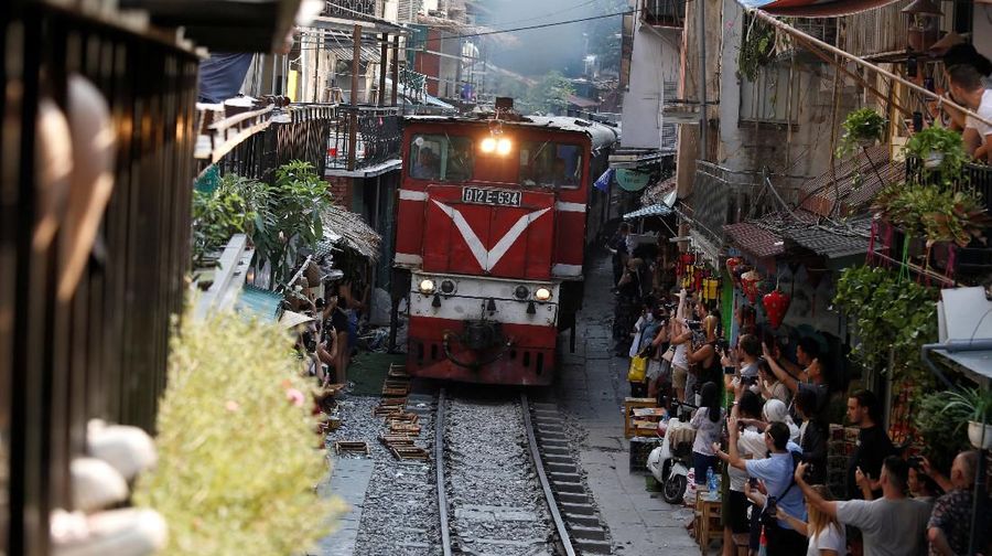 Pengunjung yang datang ke sini, bukan hanya untuk berfoto tetapi juga menikmati pemandangan kereta
