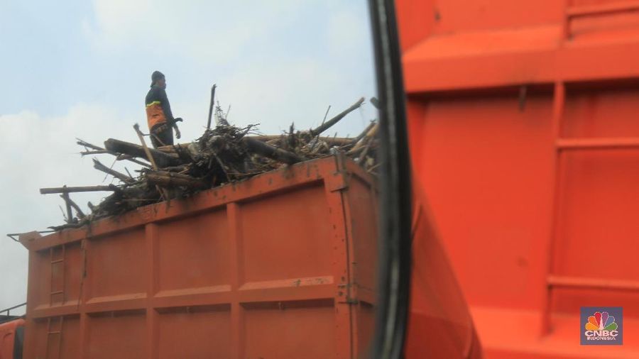 Hujan dengan intensitas tinggi yang terjadi di wilayah Bogor dan sekitarnya menyebabkan debit air di Bendungan Katulampa hingga ke Pintu Air Manggarai naik.
