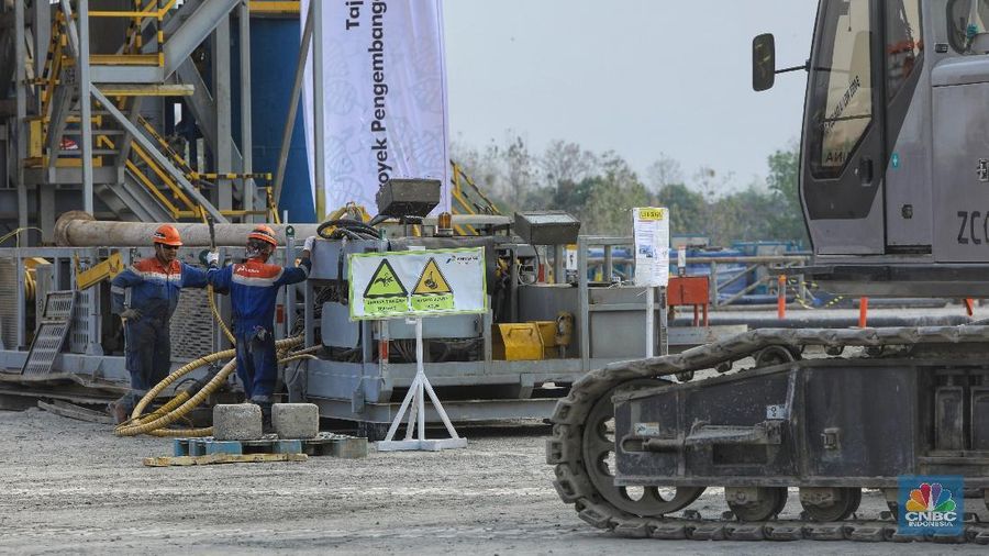 Pekerja Beraktivitas di Proyek Pengembangan Lapangan Gas Unitisasi Jambaran – Tiung Biru (JTB) di Desa Bandungrejo, Bojonegoro, Jawa Timur, Rabu (9/10/2019). Proyek Jambaran-Tiung Biru (JTB) yang dikelola oleh PEPC merupakan salah satu Proyek Strategis Nasional (PSN) yang telah ditetapkan oleh Komite Percepatan Penyediaan Infrastruktur Prioritas (KPPIP). (²©²ÊÍøÕ¾/Andrean Kristianto)