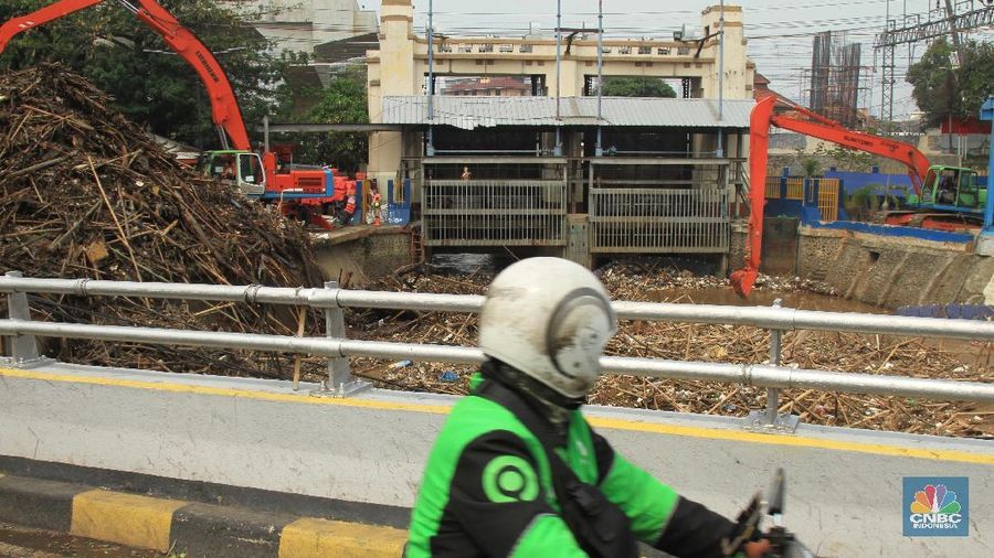 Hujan dengan intensitas tinggi yang terjadi di wilayah Bogor dan sekitarnya menyebabkan debit air di Bendungan Katulampa hingga ke Pintu Air Manggarai naik.