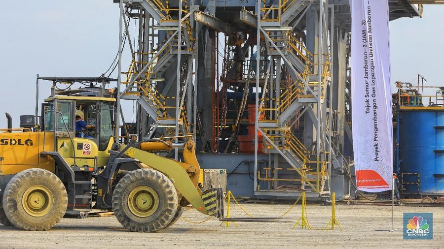 Pekerja Beraktivitas di Proyek Pengembangan Lapangan Gas Unitisasi Jambaran – Tiung Biru (JTB) di Desa Bandungrejo, Bojonegoro, Jawa Timur, Rabu (9/10/2019). Proyek Jambaran-Tiung Biru (JTB) yang dikelola oleh PEPC merupakan salah satu Proyek Strategis Nasional (PSN) yang telah ditetapkan oleh Komite Percepatan Penyediaan Infrastruktur Prioritas (KPPIP). (CNBC Indonesia/Andrean Kristianto)