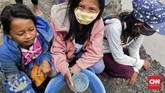 Ica (14) warga Muara Sungai Kelese menunjukkan manik-manik temuan ibunya, Reti (52) di Desa Pelimbangan, Kecamatan Cengal, Kabupaten OKI, Selasa (8/10) (CNN Indonesia/Hafidz Trijatnika)