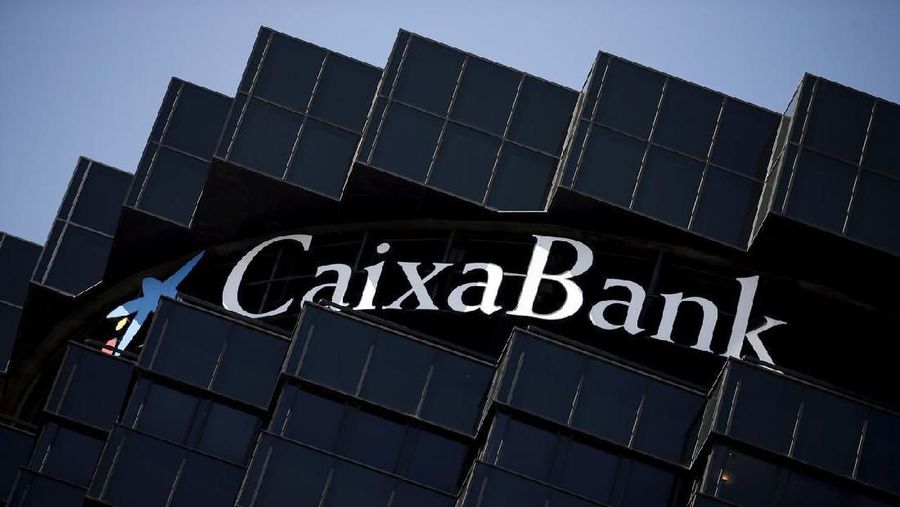 Logo CaixaBank's (REUTERS/Albert Gea/File Photo)