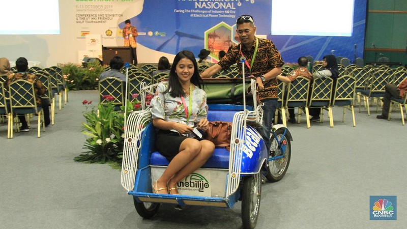 Becak yang dimodifikasi dengan daya tambahan. Yaitu berupa aki untuk menggerakkan dinamo listrik yang memutar roda.