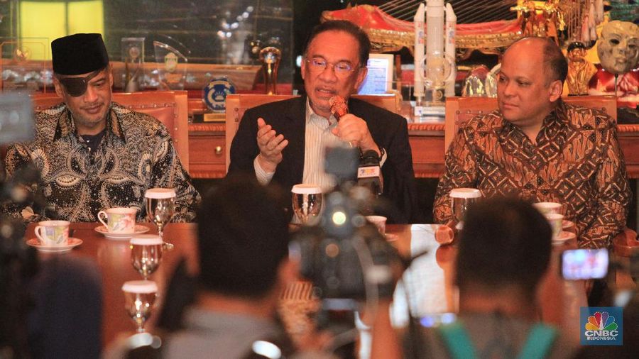Mantan Wakil Perdana Menteri Malaysia Dato Anwar Ibrahim menghadiri acara takziah di rumah Presiden ke-3 RI