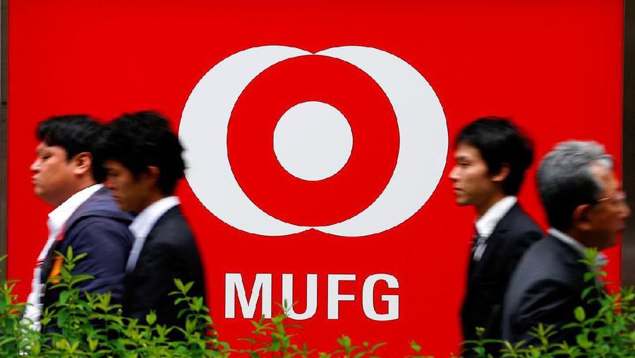 Orang-orang berjalan melewati cabang bank Mitsubishi UFJ Financial Group di Tokyo-Mitsubishi UFJ (MUFG) di Tokyo, Jepang, 16 Mei 2016. REUTERS / Thomas Peter / File Foto