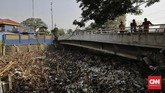 Kepala Dinas Lingkungan Hidup DKI Jakarta Andono Warih mengatakan sebanyak tujuh rit truk sampah typer besar dan 11 rit typer kecil dikerahkan untuk mengangkut sampah. (CNN Indonesia/ Adhi Wicaksono)