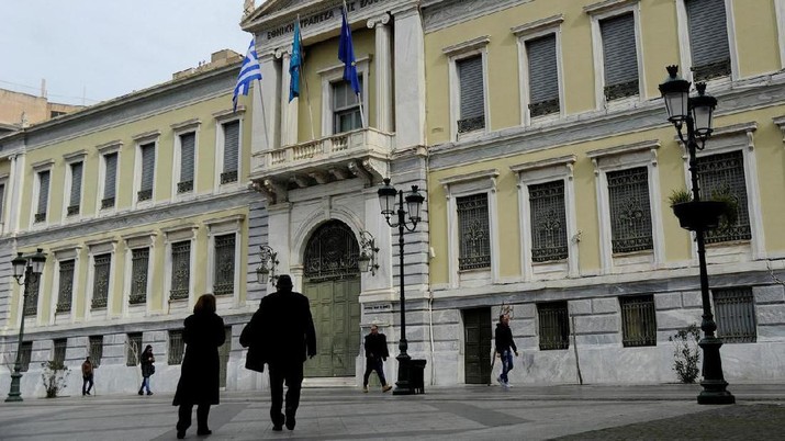 FOTO FILE: Orang-orang berjalan melewati National Bank of Greece di Athena pusat, Yunani, 19 Februari 2017. Foto diambil 19 Februari 2017. REUTERS / Michalis Karagiannis