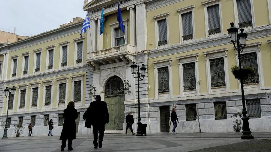 FOTO FILE: Orang-orang berjalan melewati National Bank of Greece di Athena pusat, Yunani, 19 Februari 2017. Foto diambil 19 Februari 2017. REUTERS / Michalis Karagiannis
