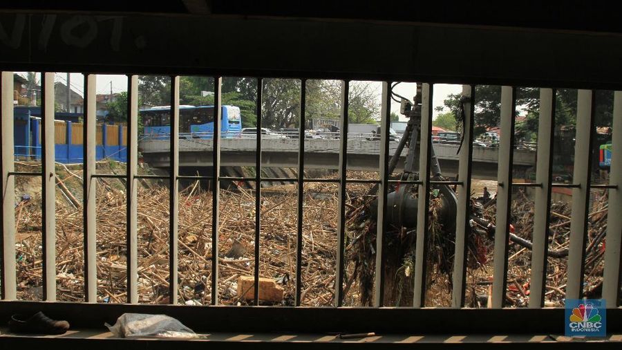 Hujan dengan intensitas tinggi yang terjadi di wilayah Bogor dan sekitarnya menyebabkan debit air di Bendungan Katulampa hingga ke Pintu Air Manggarai naik.