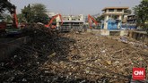 Dinas LH DKI Jakarta menyiagakan 4 ribu petugas dari UPK Badan Air untuk menangani sampah di musim penghujan. (CNN Indonesia/ Adhi Wicaksono)