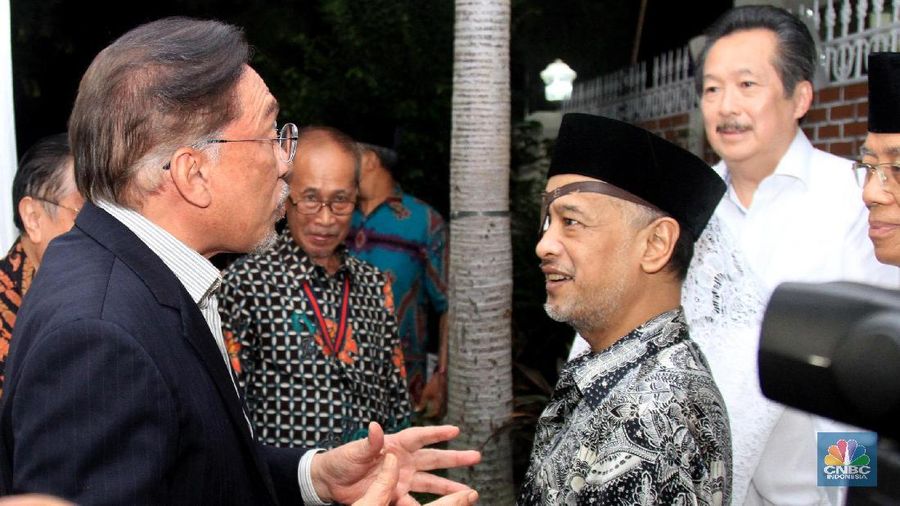 Mantan Wakil Perdana Menteri Malaysia Dato Anwar Ibrahim menghadiri acara takziah di rumah Presiden ke-3 RI