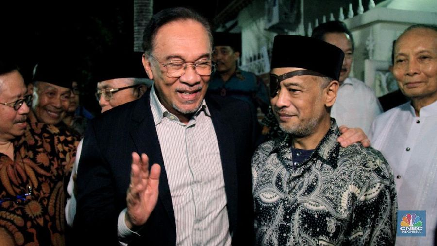 Mantan Wakil Perdana Menteri Malaysia Dato Anwar Ibrahim menghadiri acara takziah di rumah Presiden ke-3 RI
