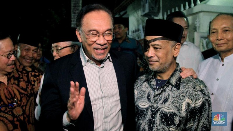 Mantan Wakil Perdana Menteri Malaysia Dato Anwar Ibrahim menghadiri acara takziah di rumah Presiden ke-3 RI