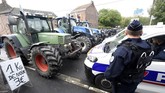 Aksi unjuk rasa petani Prancis berjalan damai, meski sebagian dari mereka membakar ban hingga menyebabkan asap tebal. (Photo by FRANCOIS LO PRESTI / AFP)