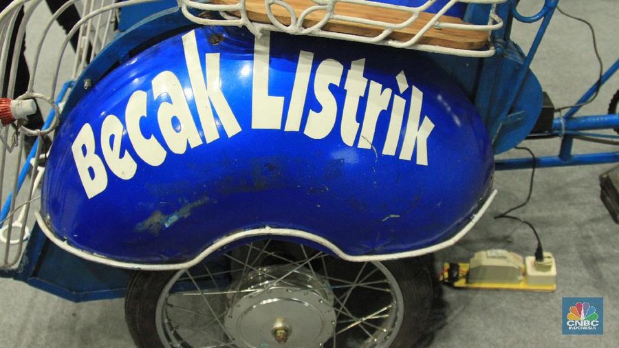 Becak yang dimodifikasi dengan daya tambahan. Yaitu berupa aki untuk menggerakkan dinamo listrik yang memutar roda.