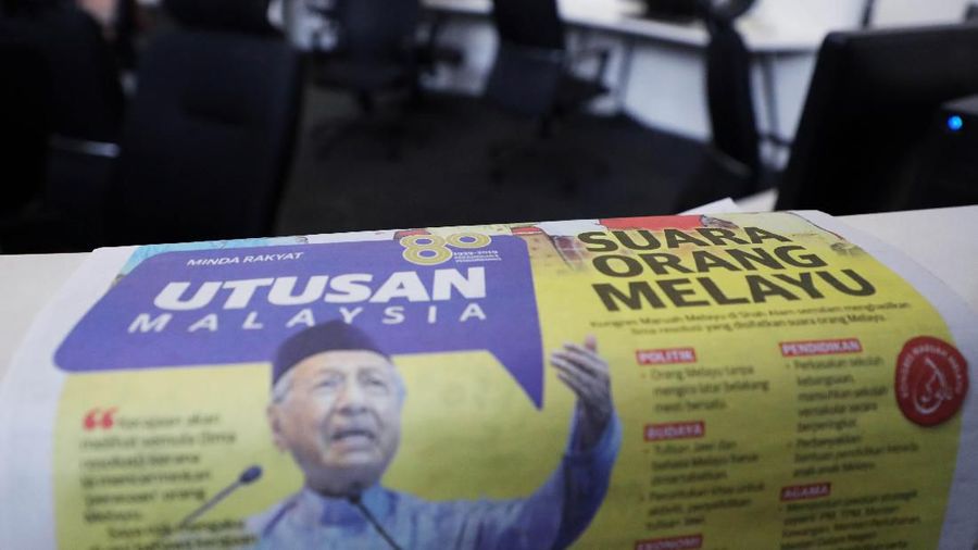 Koran bernama Utusan Malaysia ini sudah bertahun-tahun mengalami masalah keuangan. Sebanyak 800 karyawan terpaksa harus di-PHK.