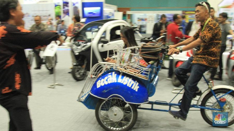 Becak yang dimodifikasi dengan daya tambahan. Yaitu berupa aki untuk menggerakkan dinamo listrik yang memutar roda.