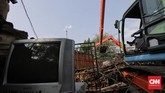 Sampah yang menumpuk di Pintu Air Manggarai diangkut menuju Tempat Pengolahan Sampah Terpadu di Bantargebang, Bekasi. (CNN Indonesia/ Adhi Wicaksono)