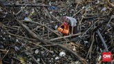 Sampah kiriman ini merupakan imbas dari hujan yang mengguyur wilayah Jakarta dan sekitarnya. Sejak tadi malam, sampah di Pintu Air Manggarai meningkat. (CNN Indonesia/ Adhi Wicaksono)