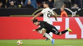 Emre Can diplot sebagai bek tengah oleh pelatih Joachim Loew dalam laga uji coba melawan timnas Argentina. Di laga ini, Loew memainkan tiga pemain belakang menggunakan formasi 3-4-2-1. (AP Photo/Martin Meissner)