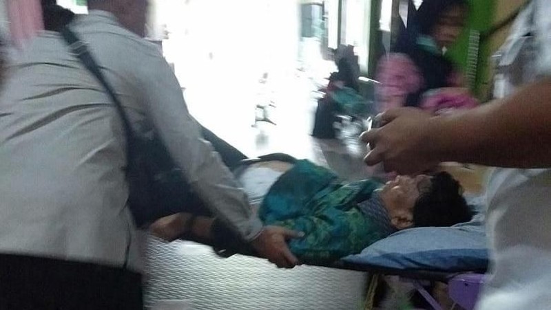 Wiranto diserang saat berkunjung ke Pandeglang, sesaat setelah turun dari mobil, saat bersalaman dengan polisi.