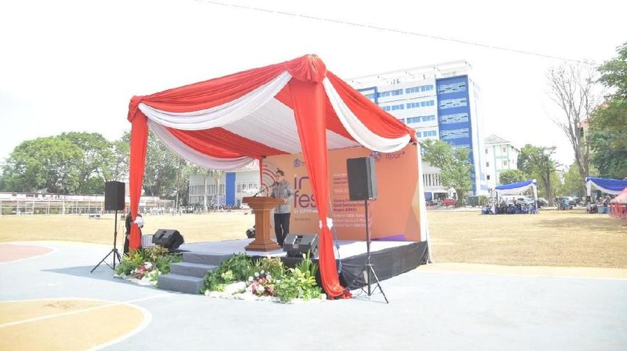 Dirjen Pengelolaan Pembiayaan dan Risiko, Luky Alfirman menandatangani prasasti penanda aset Gedung Rafah Tower di Universitas Islam Negeri (UIN) Raden Fatah Palembang yang dibiayai oleh Surat Berharga Syariah Negara (SBSN). (Dok: Kemenkeu)