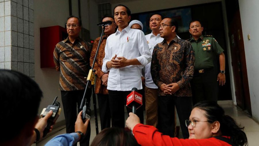 Kedatangan Jokowi untuk menjenguk Menteri Koordinator Bidang Politik Hukum dan Keamanan Jenderal TNI (Purn) Wiranto pascainsiden penusukan