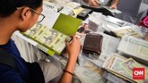 Sesi tersebut dipandu oleh Club Oeang Revolusi (Core) yaitu komunitas pencinta numisnatik. Sebagian besar anggotanya merupakan kolektor uang yang datang dari Indonesia dan negara-negara lain. (CNNIndonesia.com/Daniela Dinda)