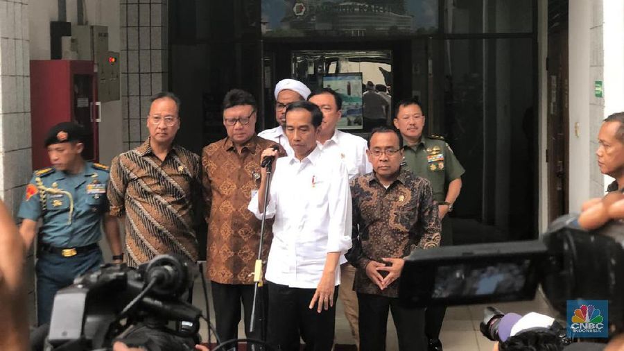 Jokowi baru saja selesai menjenguk Menteri Koordinator Bidang Politik Hukum dan Keamanan Jenderal TNI (Purn) Wiranto di RSPAD, Jakarta, Kamis (10/10/2019).