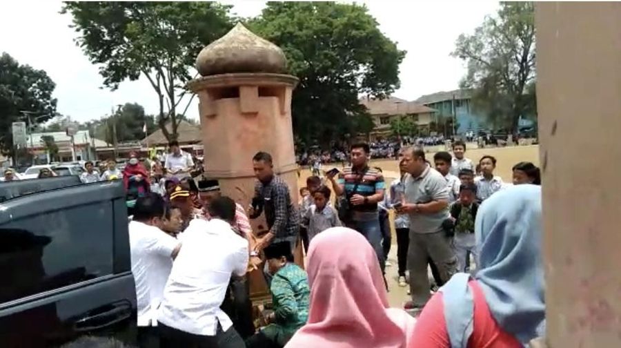 Wiranto diserang saat berkunjung ke Pandeglang, sesaat setelah turun dari mobil, saat bersalaman dengan polisi.