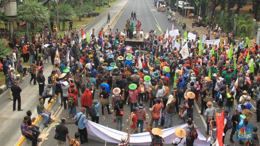 Massa petani berjalan berdemo di depan Istana Negara mulai berdatangan.