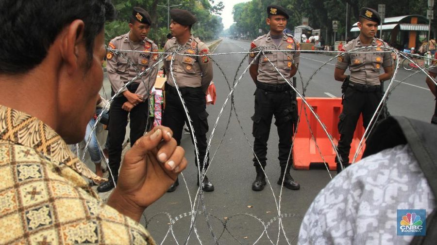 Massa petani berjalan berdemo di depan Istana Negara mulai berdatangan.