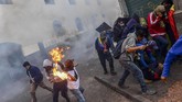 Bentrokan dengan aparat terjadi saat massa mencoba merangsek ke kompleks pemerintah di Ibu Kota Quito. (Photo by Martin BERNETTI / AFP)