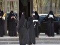 Saudi Kini Izinkan Pria dan Wanita Duduk Satu Meja di Kafe