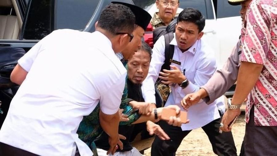 Wiranto harus menjalani operasi di Rumah Sakit Pusat Angkatan Darat Gatot Soebroto, Jakarta.
