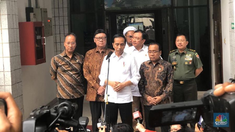 Menteri Koordinator Bidang Politik Hukum dan Keamanan Jenderal TNI (Purn) Wiranto mengalami dua luka tusukan