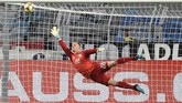 Marc-Andre ter Stegen tampil sebagai starter di bawah mistar timnas Jerman. Di laga ini, kiper Barcelona tersebut kebobolan dua gol yang dicetak Lucas Alario dan Lucas Ocampos. (AP Photo/Martin Meissner)