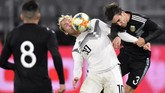 Gelandang timnas Jerman Julian Brandt berduel dengan pemain belakang Nicolas Tagliafico dalam pertandingan yang berakhir tanpa pemenang dengan skor 2-2. (AP Photo/Martin Meissner)