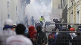Presiden Ekuador, Lenin Moreno, memutuskan memindahkan pusat pemerintahan dari Quito ke Guayaquil akibat demo besar-besaran itu. (AP Photo/Fernando Vergara)