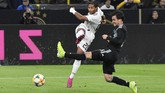 Penyerang sayap timnas Jerman Serge Gnabry melepaskan tembakan meski dikawal ketat bek sayap timnas Argentina Nicolas Tagliafico dalam laga uji coba di Signal Iduna Park. (AP Photo/Martin Meissner)
