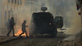 Aksi itu mulanya berjalan damai, tetapi berubah menjadi kerusuhan. Mereka yang terlibat demonstrasi mulai dari massa serikat buruh sampai persatuan warga asli setempat. (Photo by Rodrigo BUENDIA / AFP)