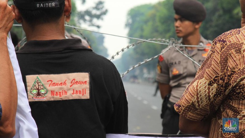 Massa petani berjalan berdemo di depan Istana Negara mulai berdatangan.