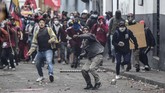 Aksi demo itu berakhir dengan bentrokan antara polisi dan massa pengunjuk rasa. Massa suku asli menuntut bantuan bagi petani yaitu irigasi, pemberian pinjaman, dan bantuan teknis lain. (Photo by Martin BERNETTI / AFP)