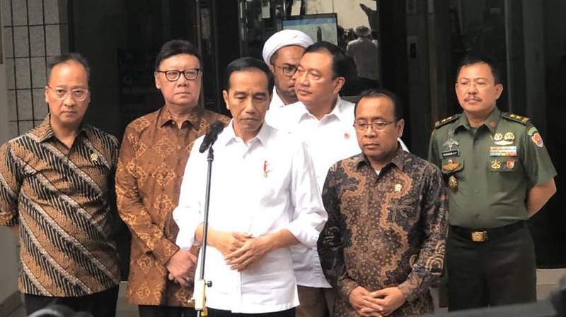 Kedatangan Jokowi untuk menjenguk Menteri Koordinator Bidang Politik Hukum dan Keamanan Jenderal TNI (Purn) Wiranto pascainsiden penusukan