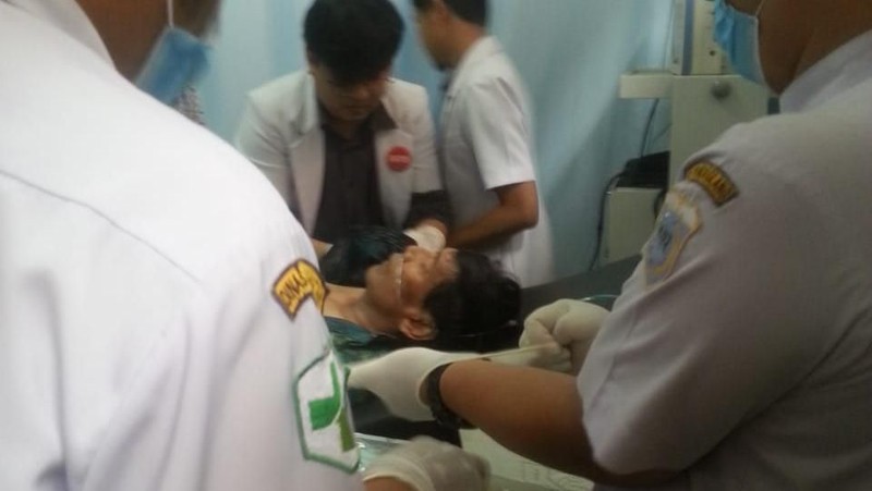 Wiranto diserang saat berkunjung ke Pandeglang, sesaat setelah turun dari mobil, saat bersalaman dengan polisi.
