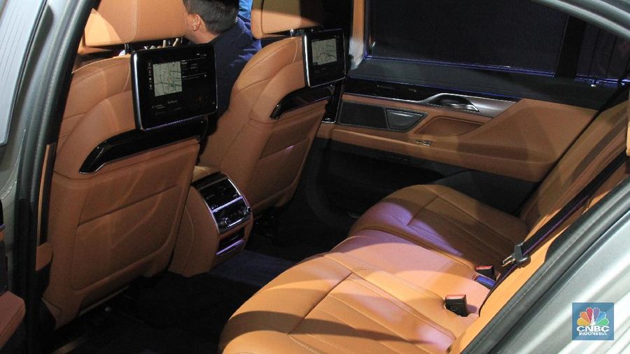 Mobil rakitan di pabrik perakitan Sunter, Jakarta Utara ini hadir dalam dua varian yakni, New BMW 740Li Opulence dan New BMW 730Li Sport.