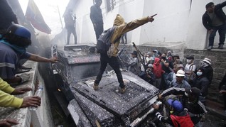FOTO: Amarah Penduduk Ekuador Tolak Kenaikan Harga BBM