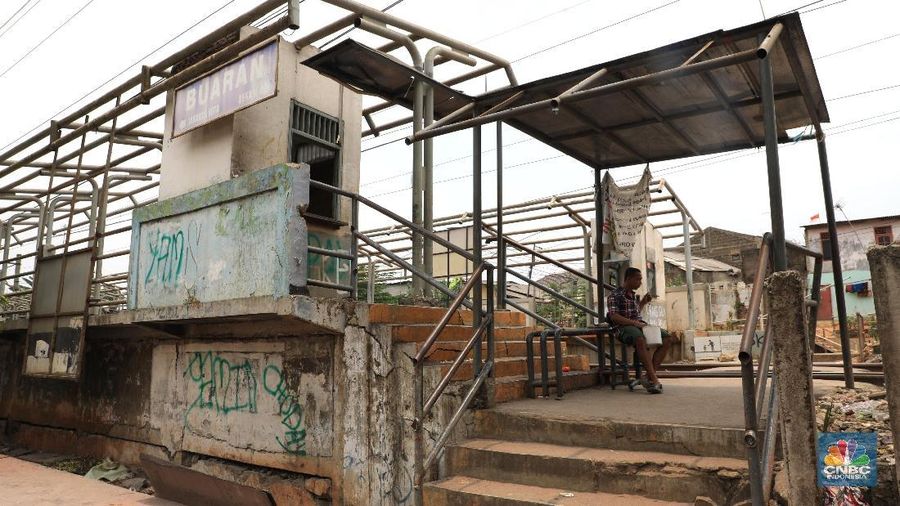 Stasiun ini tinggal dirobohkan dan menunggu pemborong yang mau angkut besi-besi di sekitar stasiun.