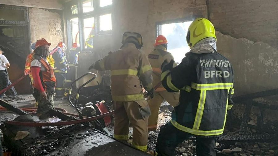 Menurut pejabat di Badan Metropolitan Bangkok, kebakaran terjadi di sebuah gedung berlantai dua yang merupakan rumah hunian.
